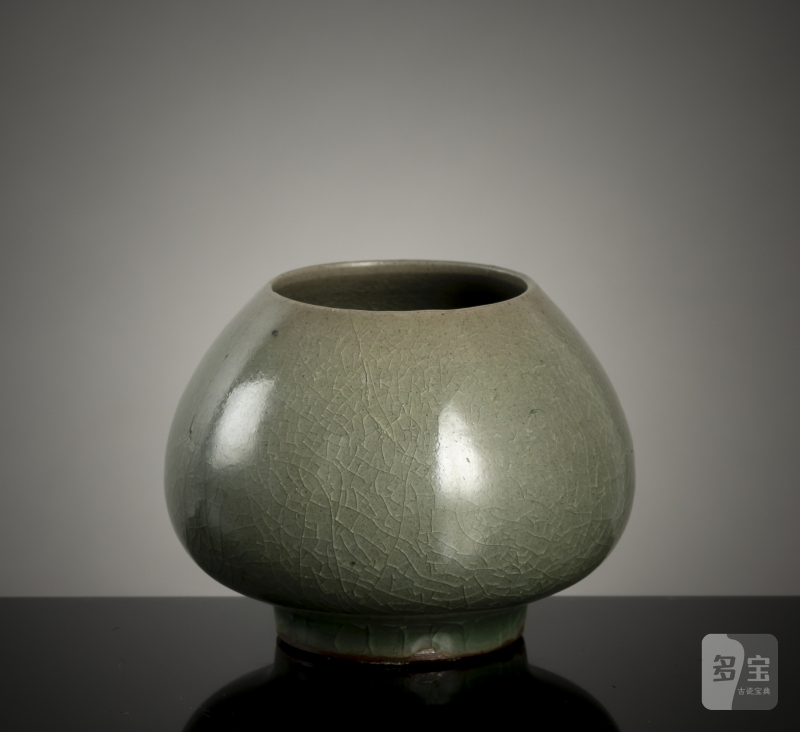 A Lotus bud Longquan vase with crackled celadon glaze - 图2